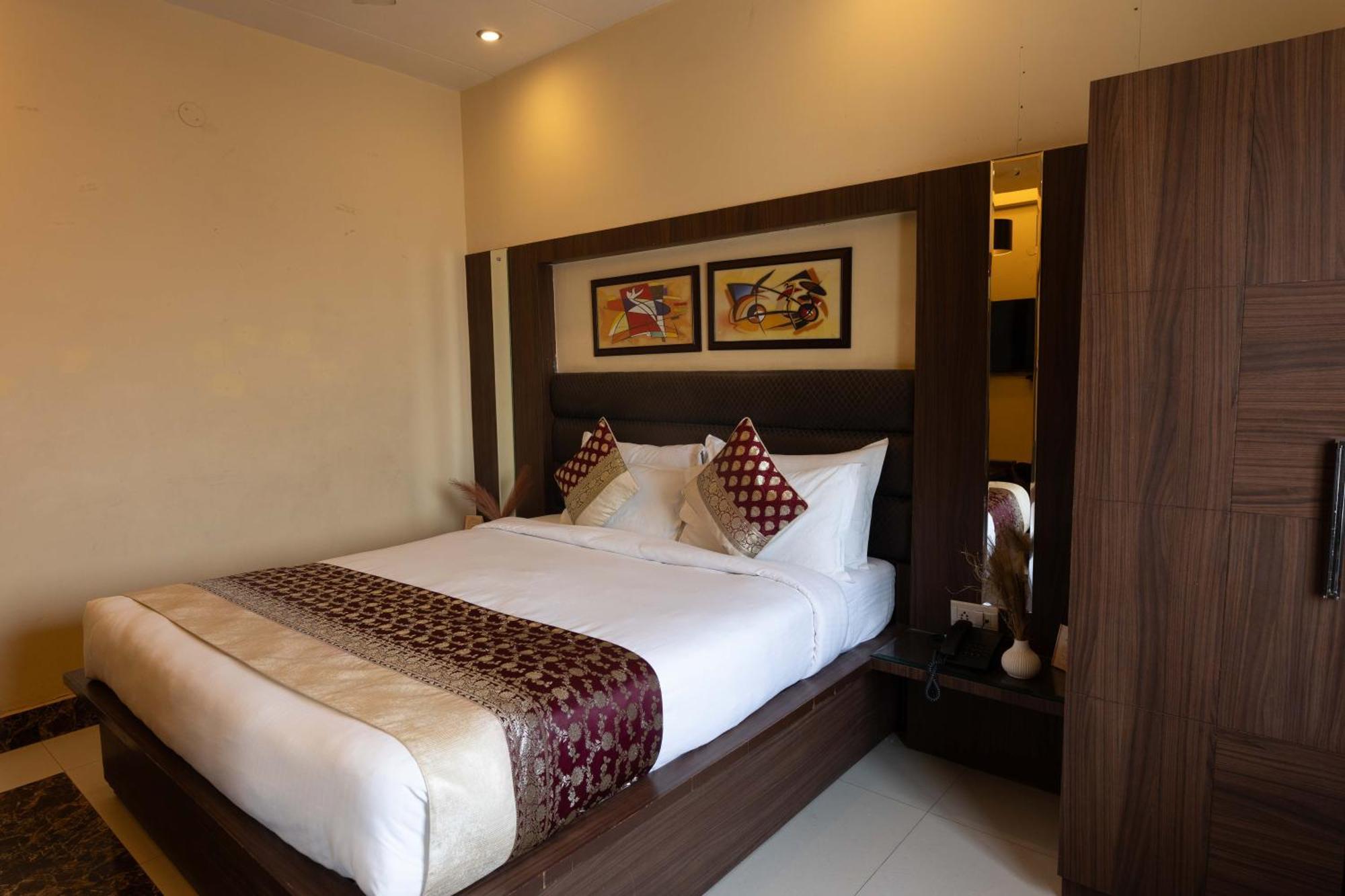 New Hotel Broadway Varanasi Exterior photo